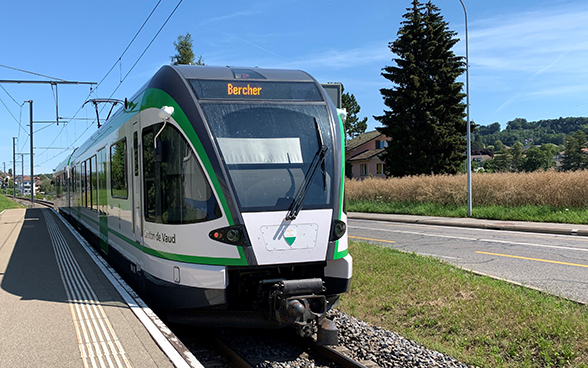 Un treno dell'impresa di trasporti pubblici LEB/tl in servizio tra Losanna e il comune di Bercher.