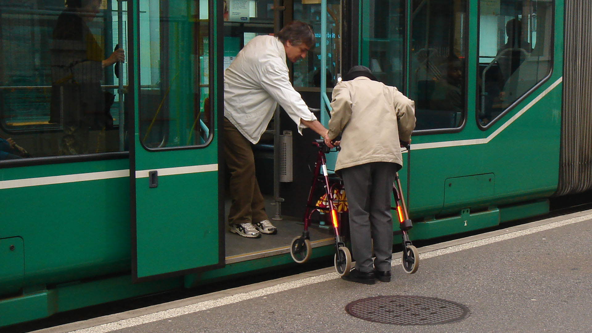Eine Frau steigt mit einem Rollator in die S-Bahn ein.
