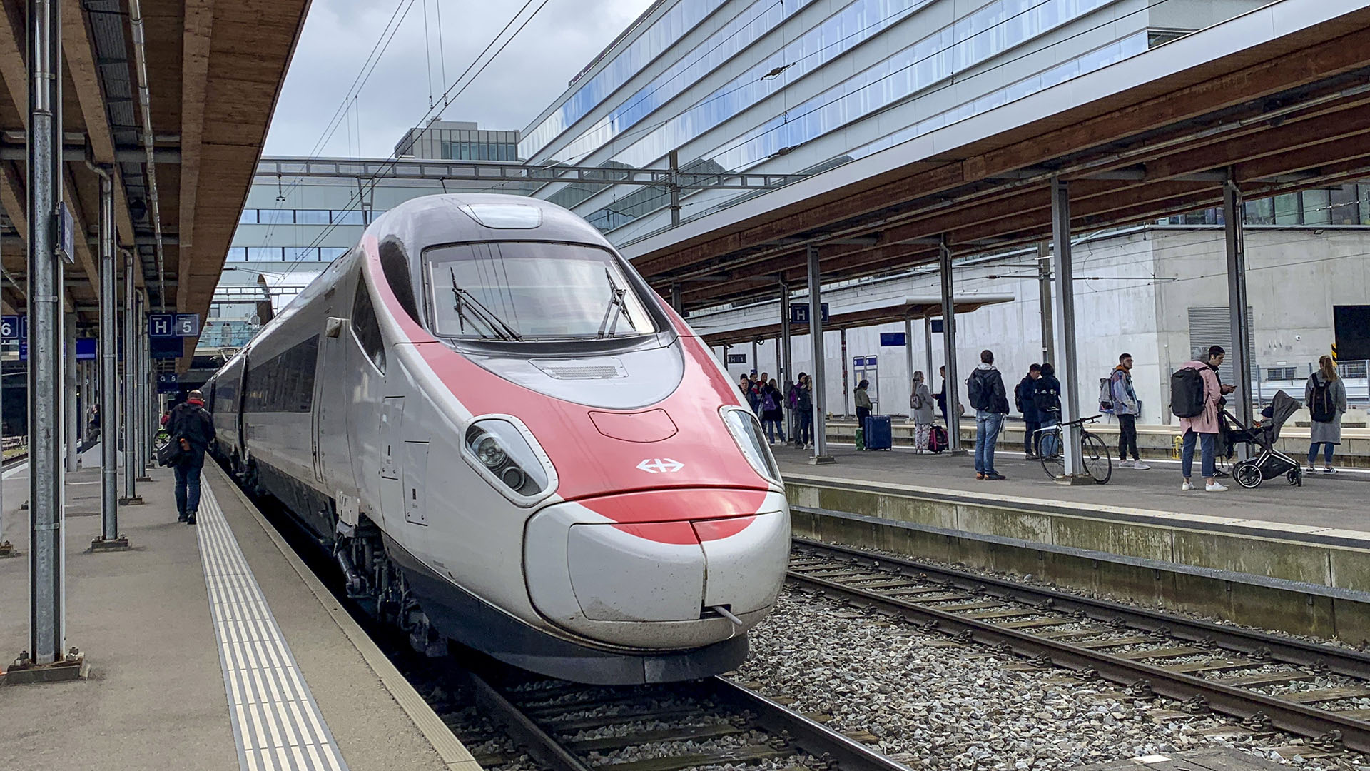 Ein Fernverkehrszug und wartende Passagiere im Bahnhof Bern.