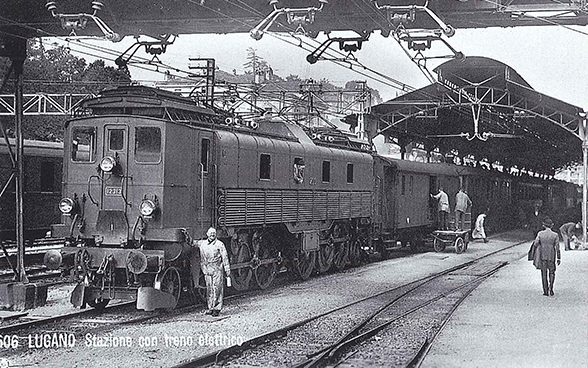 Historischer, elektrifizierter SBB-Schnellzug (Be 4/6 12313) bei einem Halt in Lugano.  