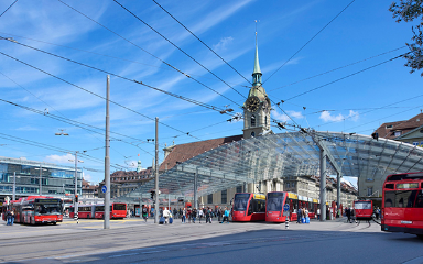 Trams und Stromabnehmer am Bahnhof Bern