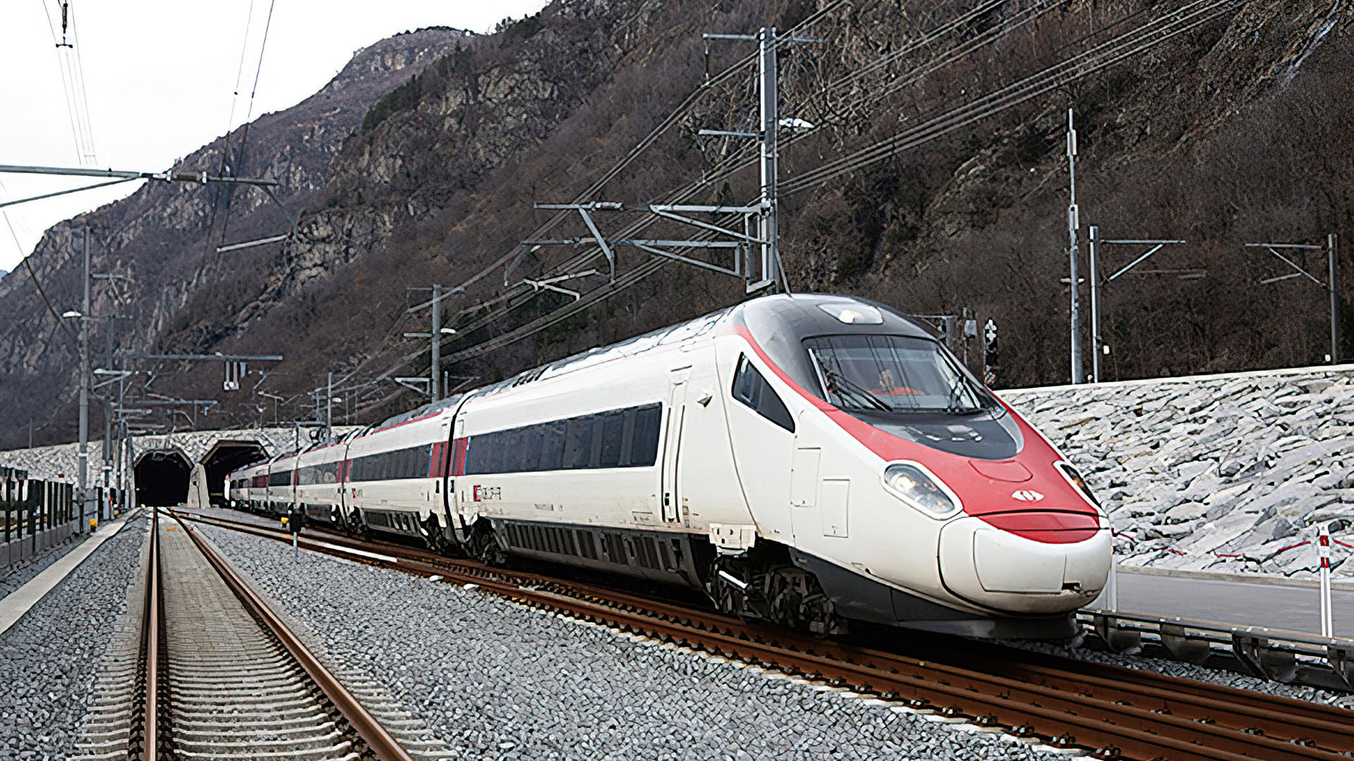 Ein SBB-Personenzug verlässt den Gotthard-Basistunnel beim Südportal.