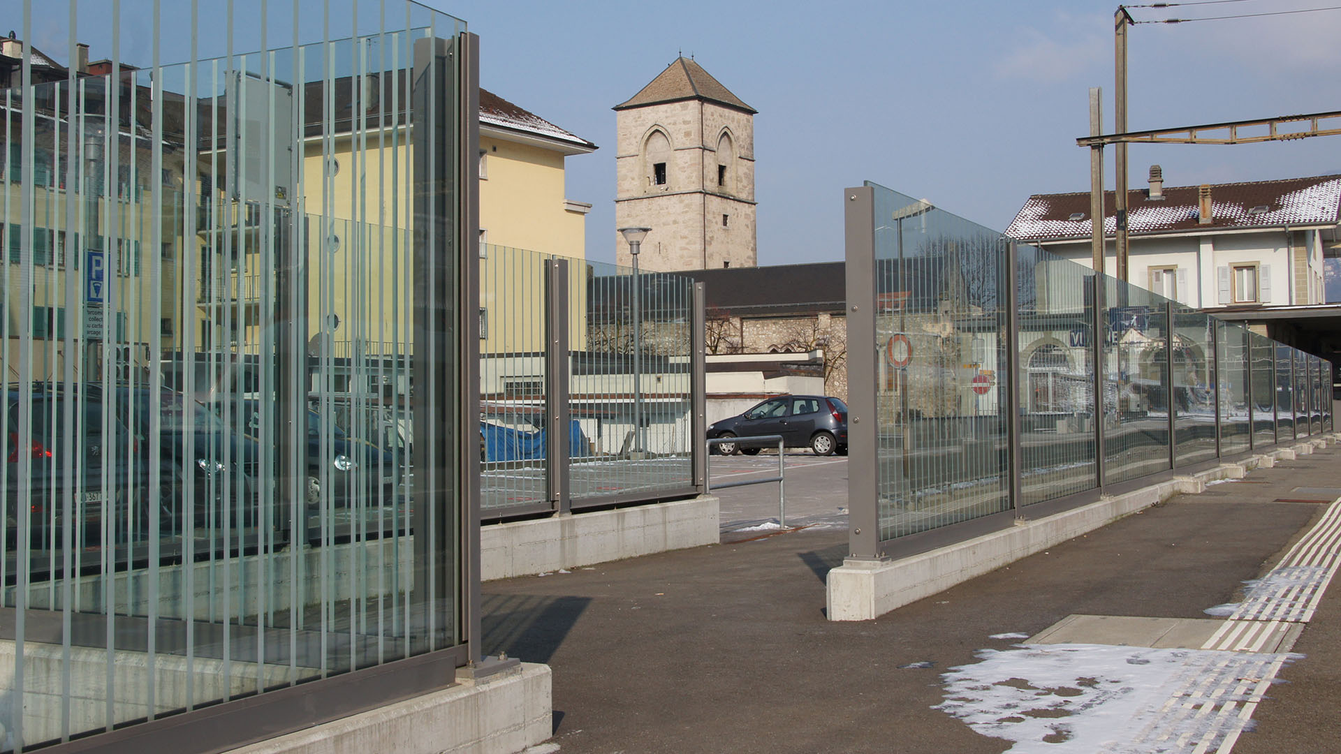 Eine Lärmschutzwand aus Glas beim Bahnhof Villeneuve.