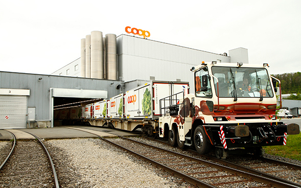Güterwagen werden auf dem Anschlussgleis aus einem Produktionsbetrieb von Coop gezogen