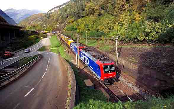 Ein Containerzug unterwegs durch die Schweiz.