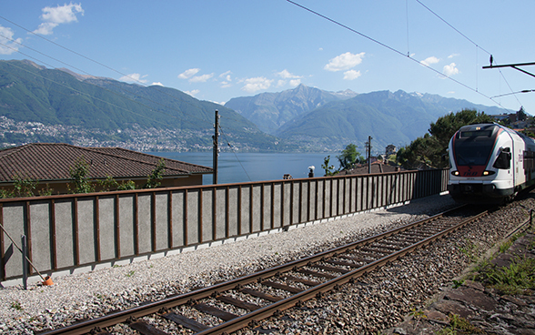 A train passes a noise barrier in Gerra.