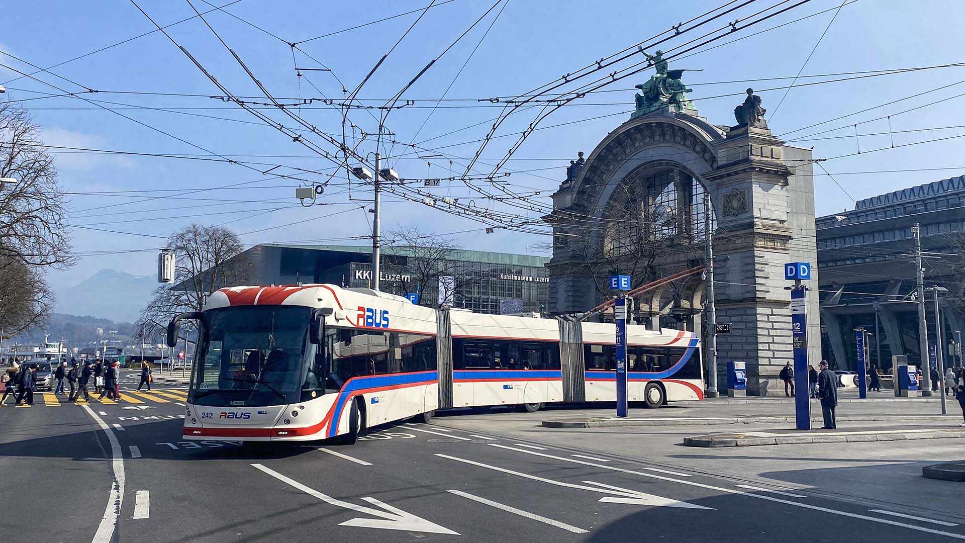 Ein Bus fährt in Luzern über den Bahnhofplatz