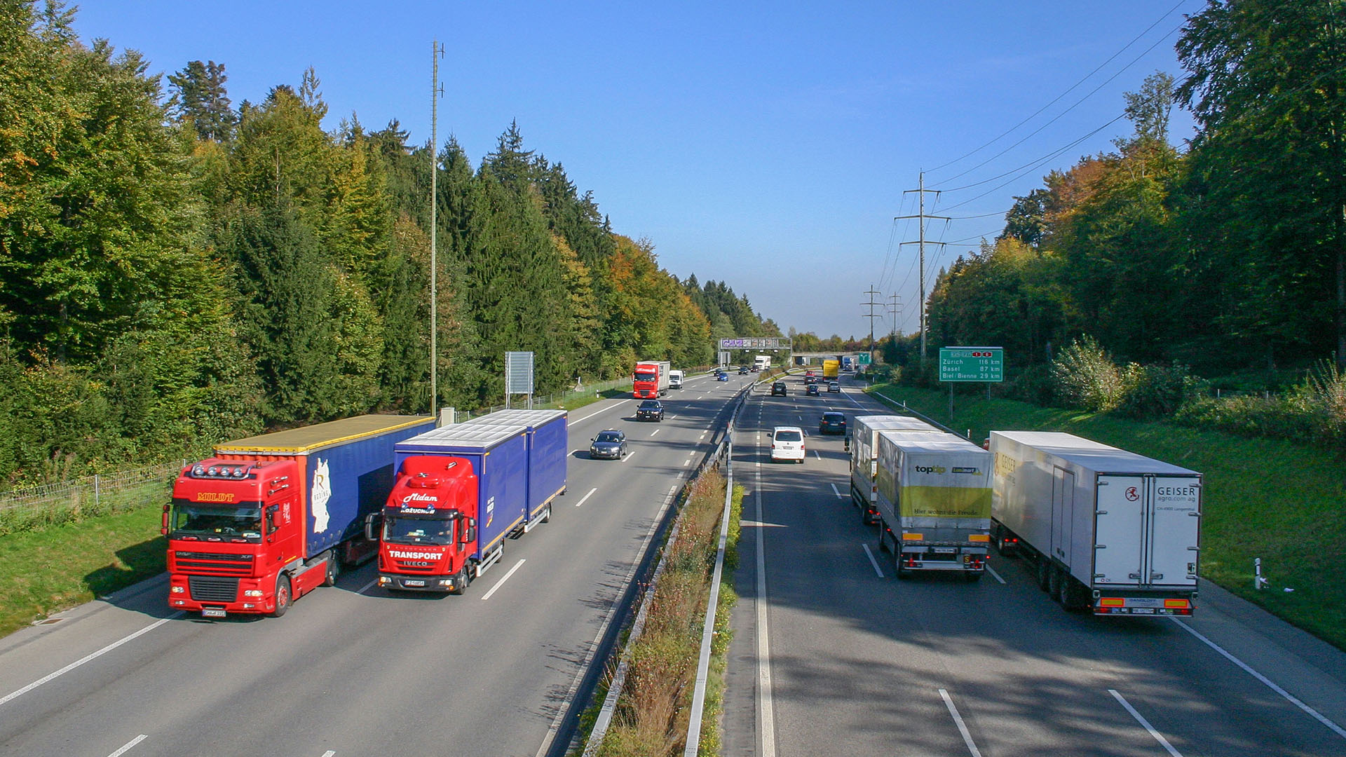 Vier Lastwagen auf der A1 beim Grauholz