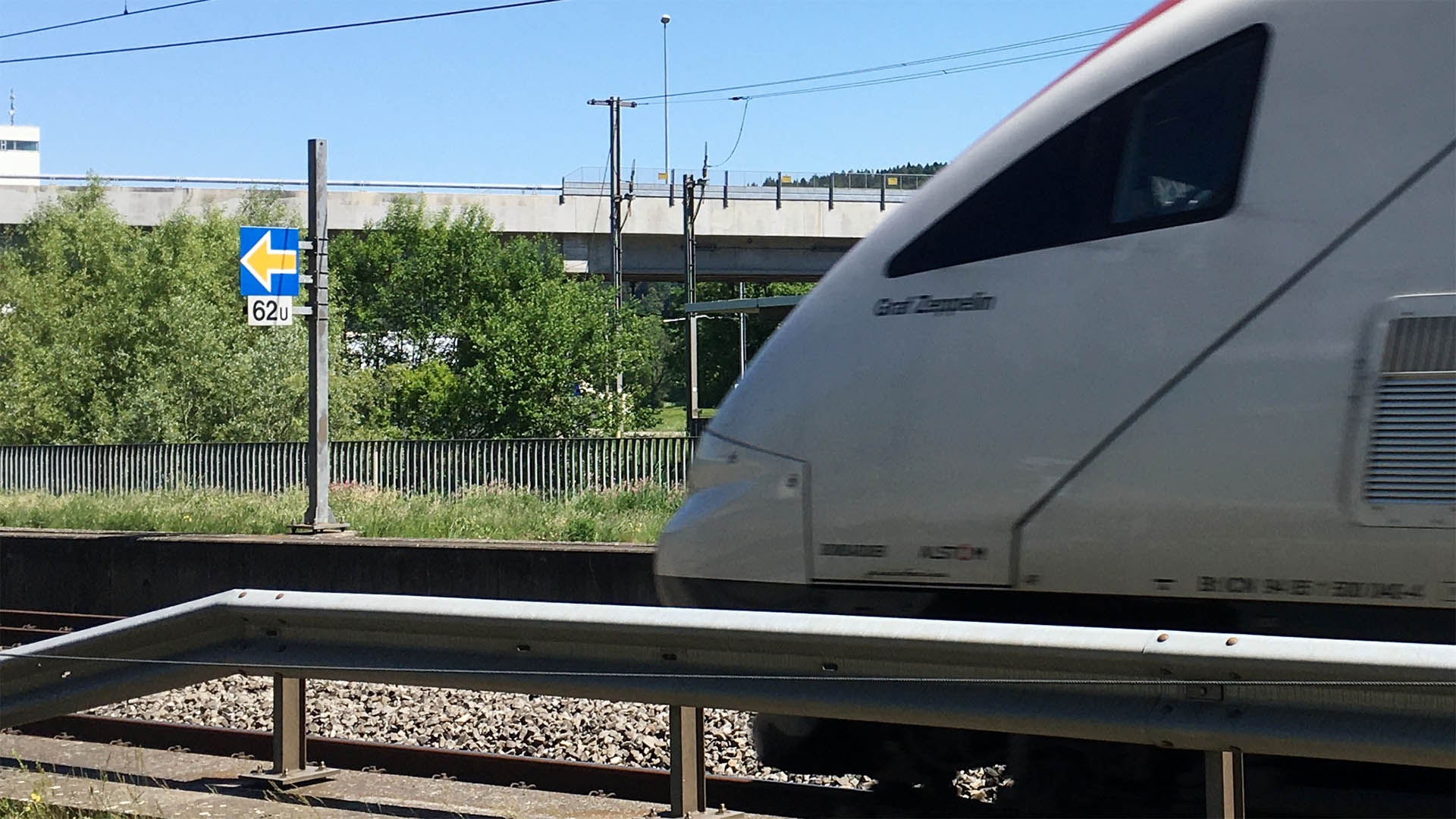 Un ICN dépasse un signal ETCS à flèche jaune sur fond bleu