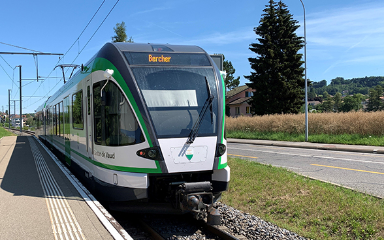 Ein Zug der Verkehrsbetriebe LEB/tl, der zwischen Lausanne und der unterländischen Gemeinde Bercher fährt.