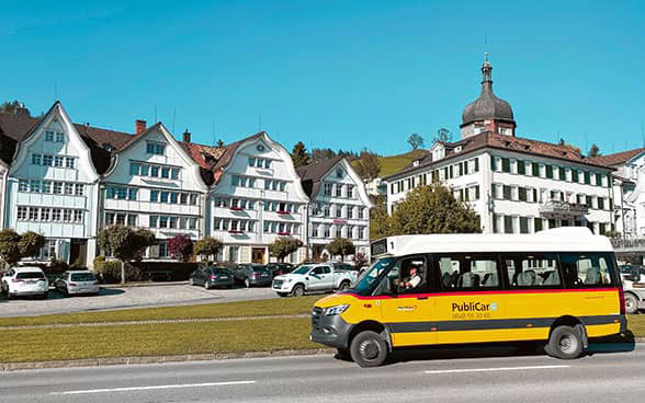 Un petit bus à la demande de PubliCar sur la Place du village de Gais.