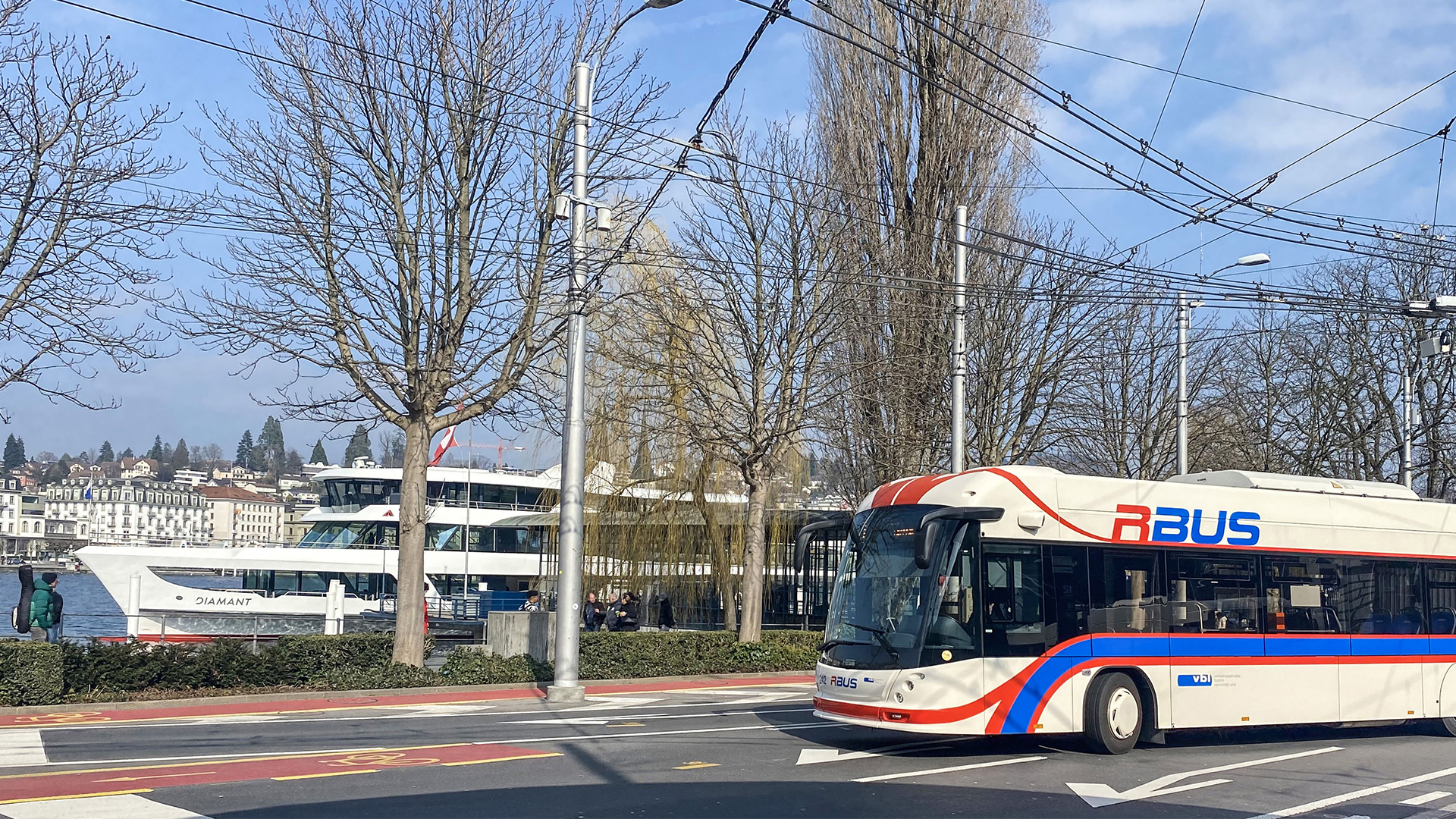 Luzern-Bahnhof-Bus-und-Schiff-©-BAV