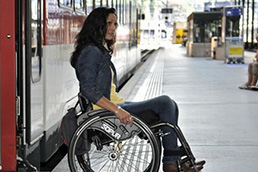 Frau-im-Rollstuhl-rollt-aus-Zug-(c)-SBB-web