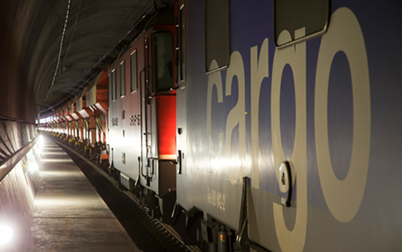 Güterzug im Gotthard-Basistunnel