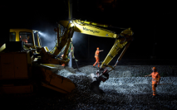 Des collaborateurs remplacent des voies durant la nuit sur un chantier des CFF.