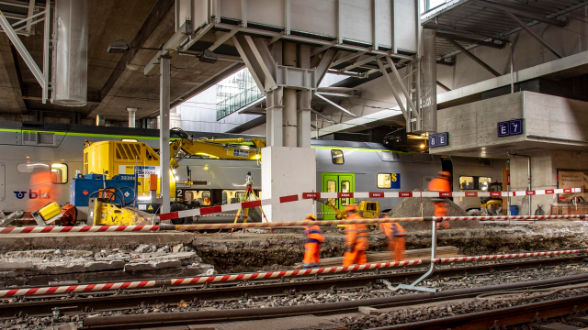 Des ouvriers de la construction étudient un plan sur un chantier de tunnel.