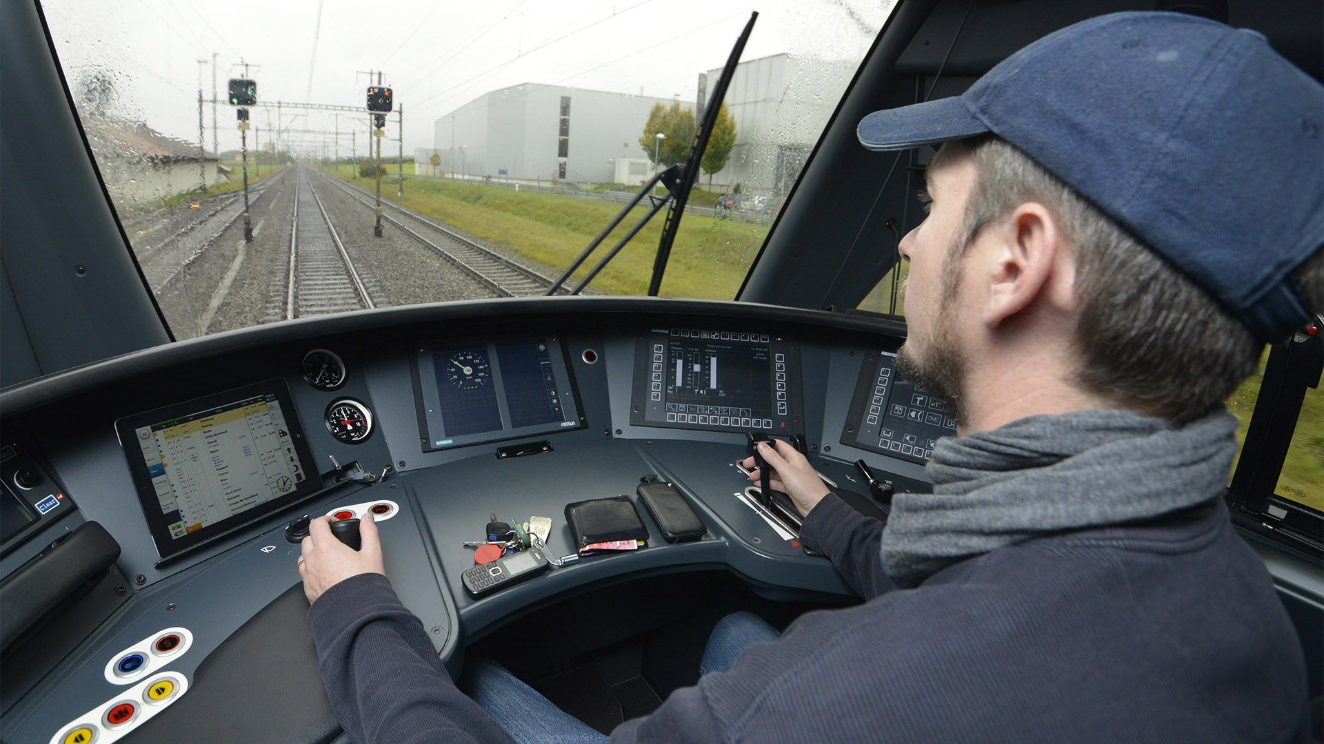 Un conducteur de locomotive des CFF dans sa cabine de conduite.