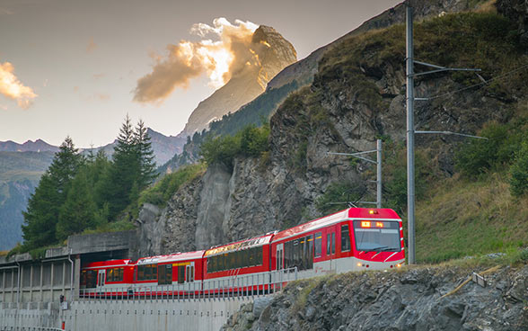 Ein Zug der Verkehrsbetriebe LEB/tl, der zwischen Lausanne und der unterländischen Gemeinde Bercher fährt.