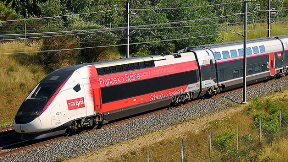 Un treno TGV Lyria in viaggio attraverso la campagna