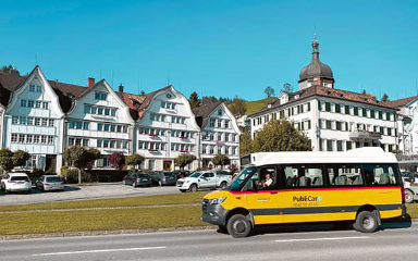Un piccolo autobus su richiesta PubliCar sulla piazza del villaggio di Gais